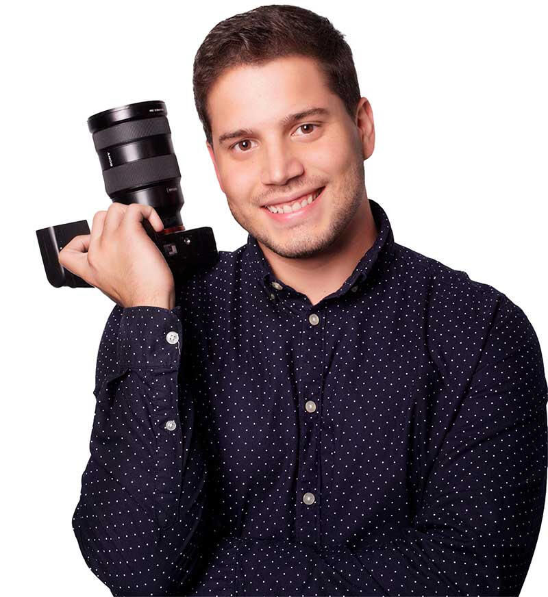 David Sánchez Lázaro posando con una cámara.